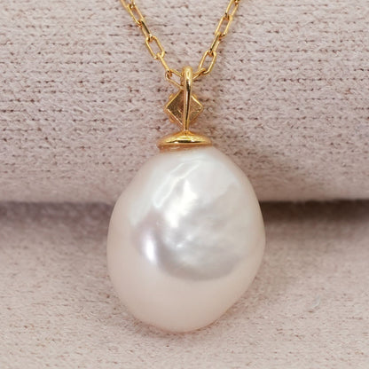 Agate K18 gold necklace pendant with diamond and freshwater pearl on a white background