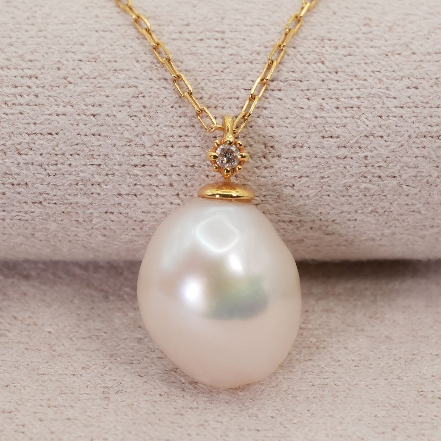 Agate K18 gold necklace pendant with diamond and freshwater pearl on a white background