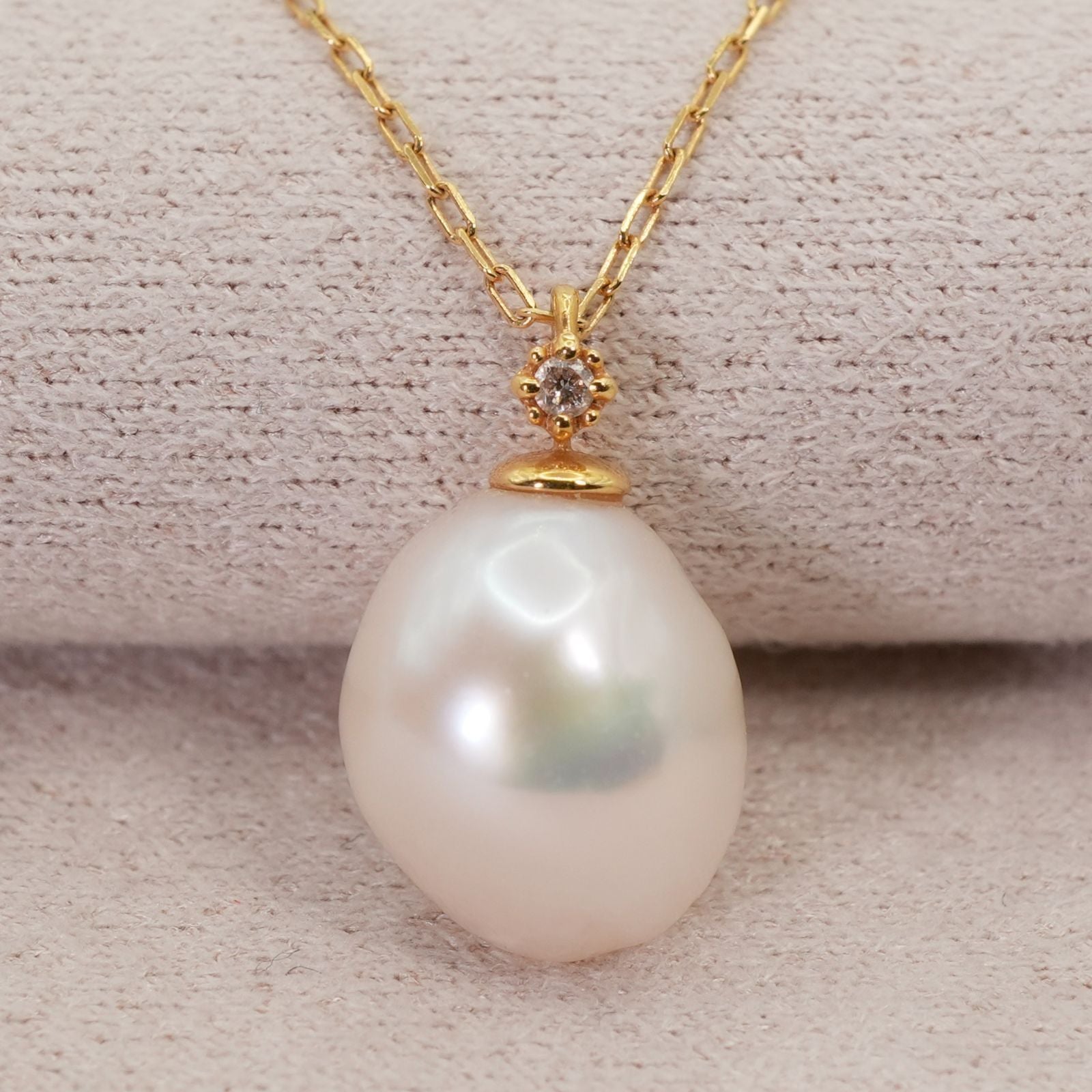 Agate K18 gold necklace pendant with diamond and freshwater pearl on a white background