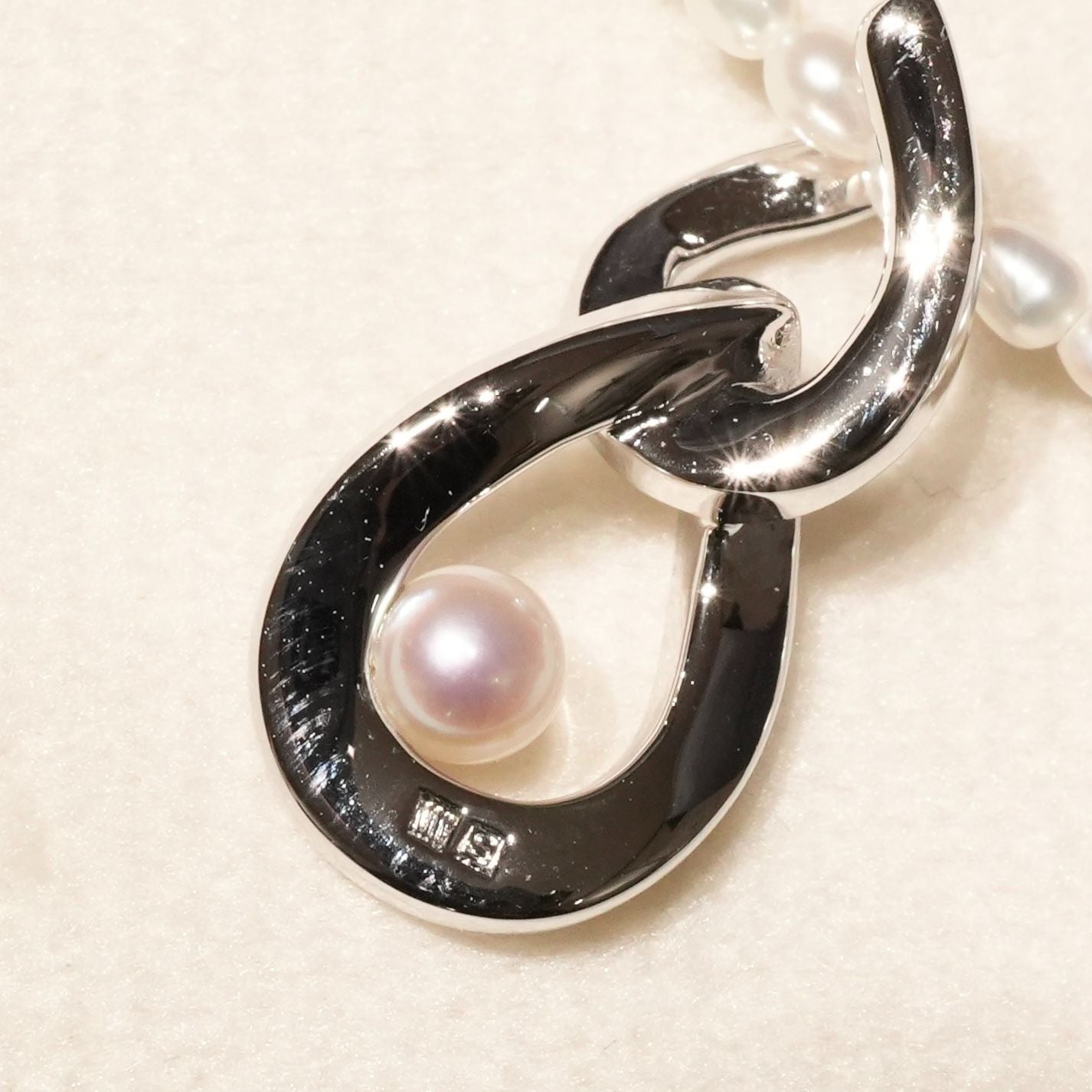 Mikimoto pearl pendant necklace with 18K white gold chain and silver pearl top, model 25-3060