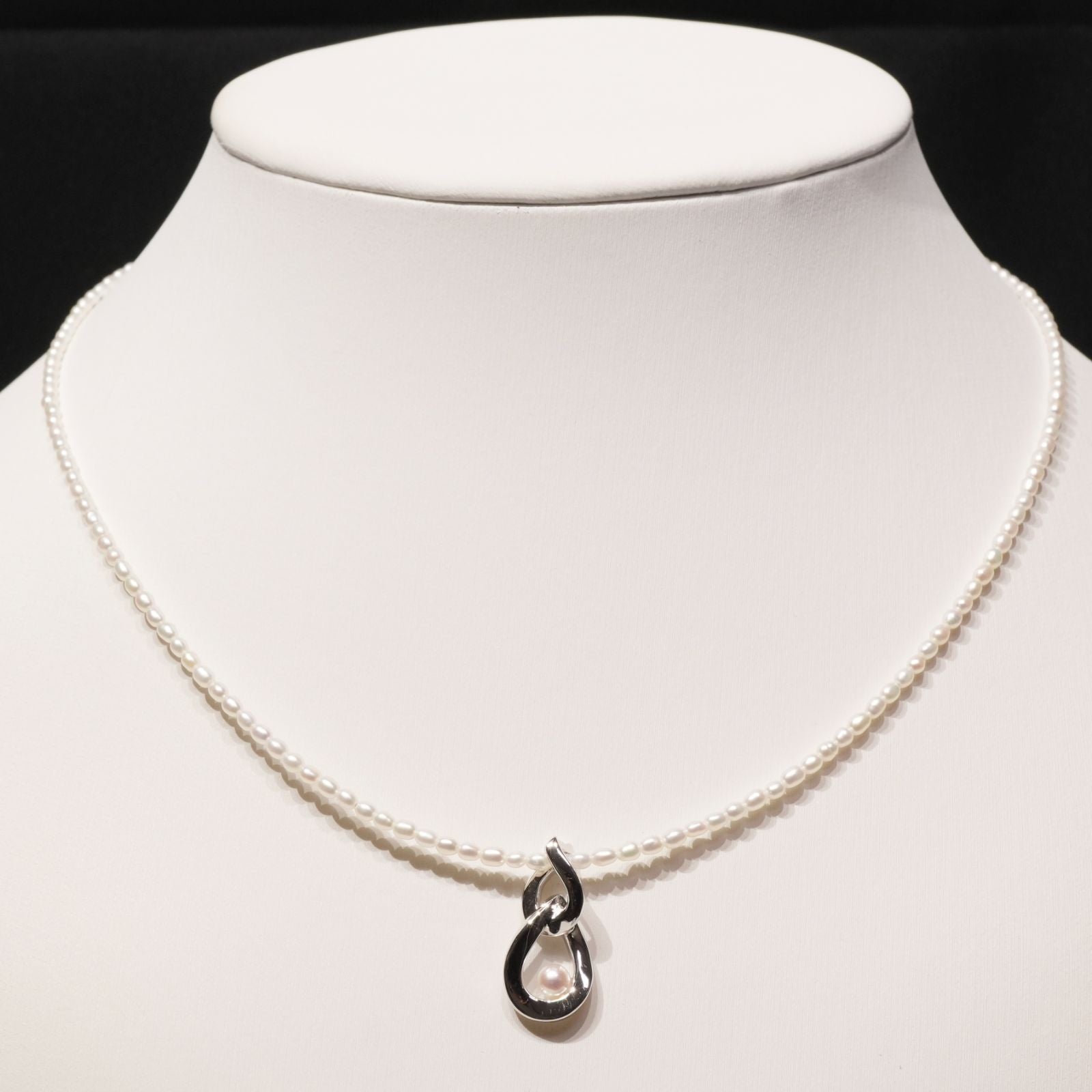 Mikimoto pearl pendant necklace with 18K white gold chain and silver pearl top, model 25-3060