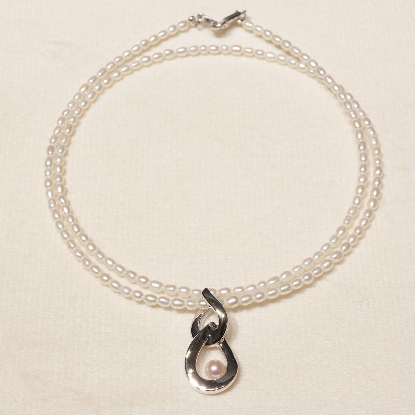 Mikimoto pearl pendant necklace with 18K white gold chain and silver pearl top, model 25-3060