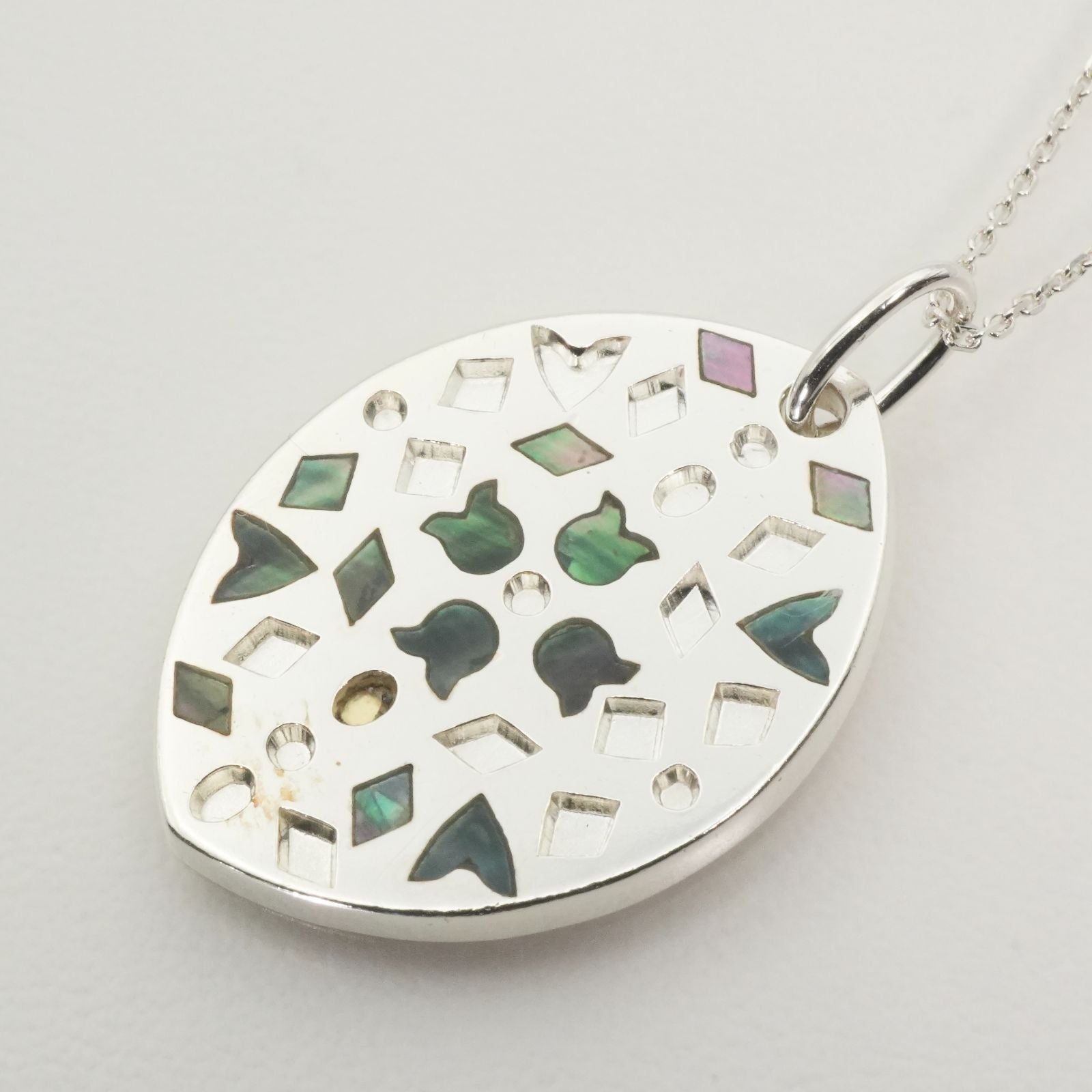 Agate Silver Shell Oval Marquis SV Necklace with silver and shell detail, worn look, displayed on white background