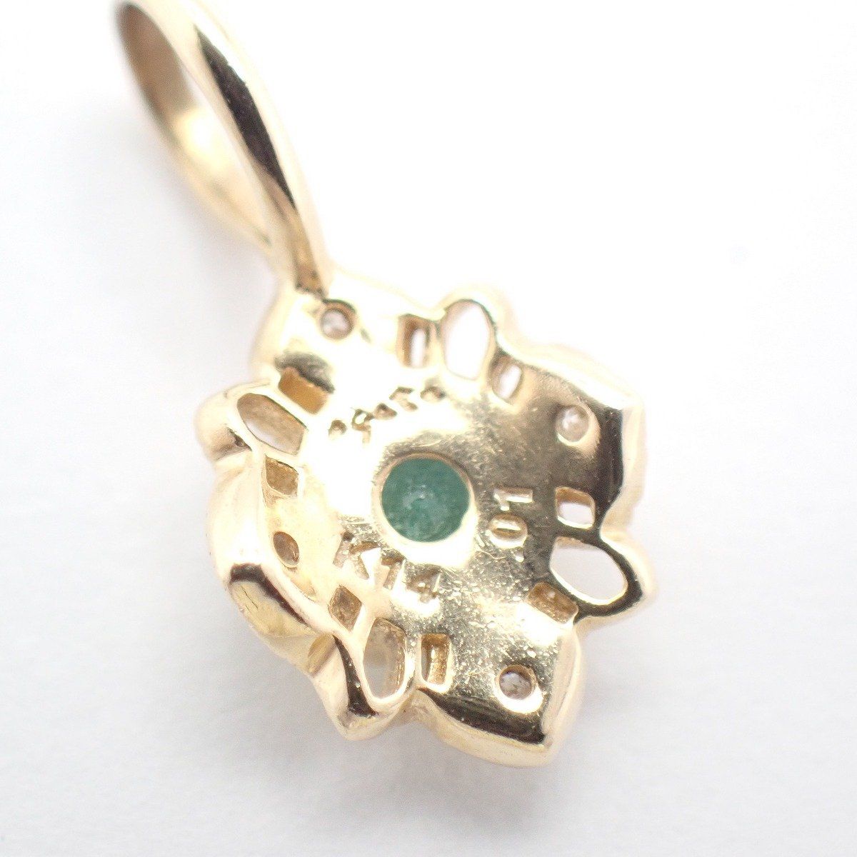 Agete K14 gold pendant top with emerald and 0.01ct diamond, measuring approximately 1.5 cm by 3.0 cm