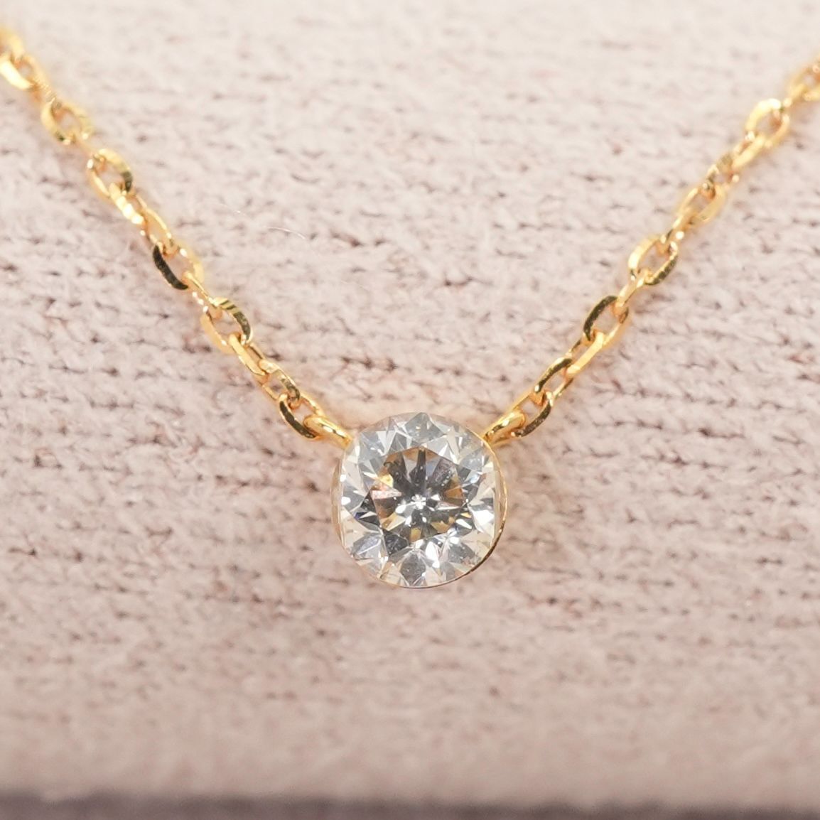 Agatto K18 18k gold necklace with 0.1 carat diamond pendant, model 26-0452