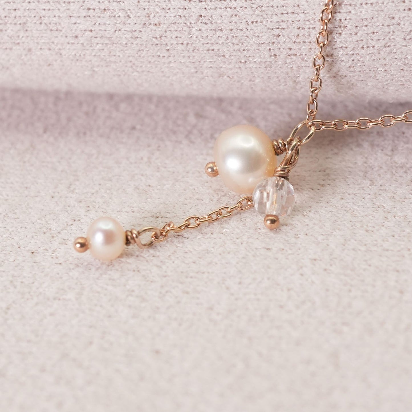 Agat K10 Pearl Quartz Necklace model 26-0676 with pearl accents on a delicate chain