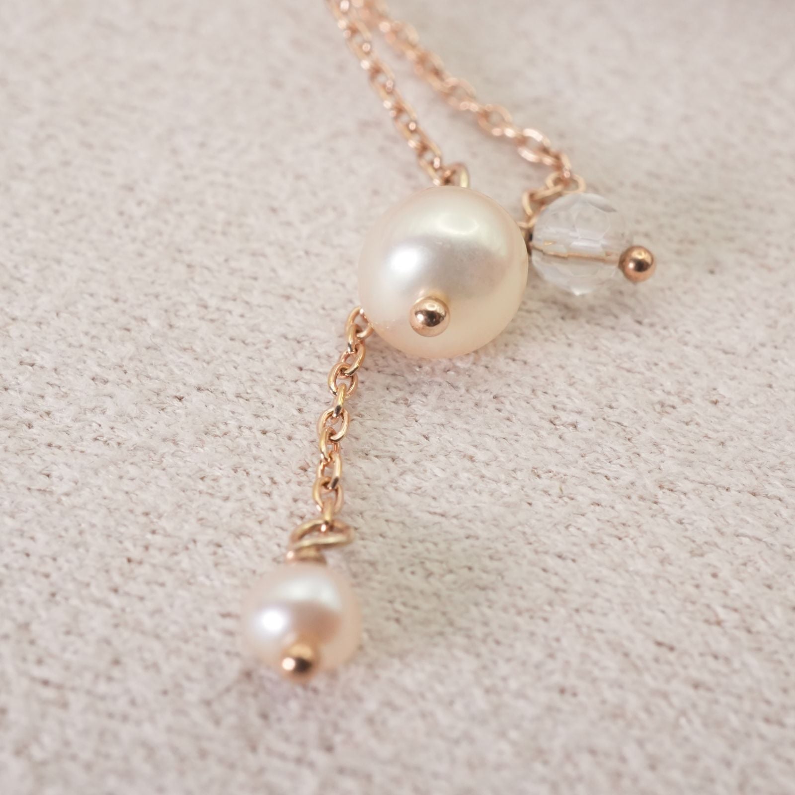 Agat K10 Pearl Quartz Necklace model 26-0676 with pearl accents on a delicate chain
