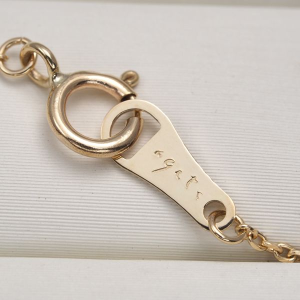 Agete necklace featuring a quartz stone set in 10 karat yellow gold on a 45 cm chain