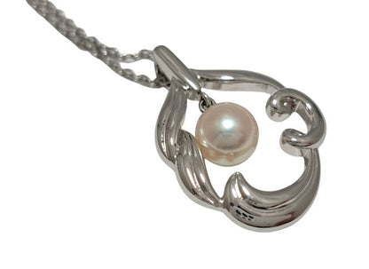 Silver necklace with pearl pendant measuring 2x2.8cm on a 40cm chain