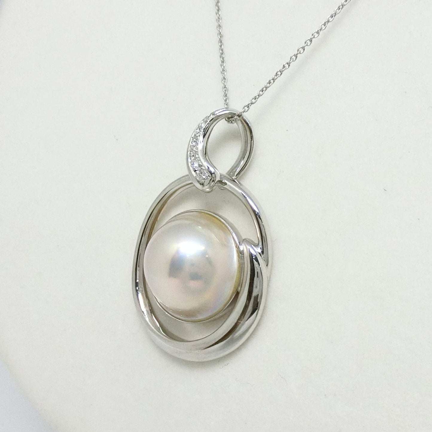 Tasaki Pearl K18WG white gold pendant top with 16mm Malas pearl and six small diamonds totaling 0.09ct