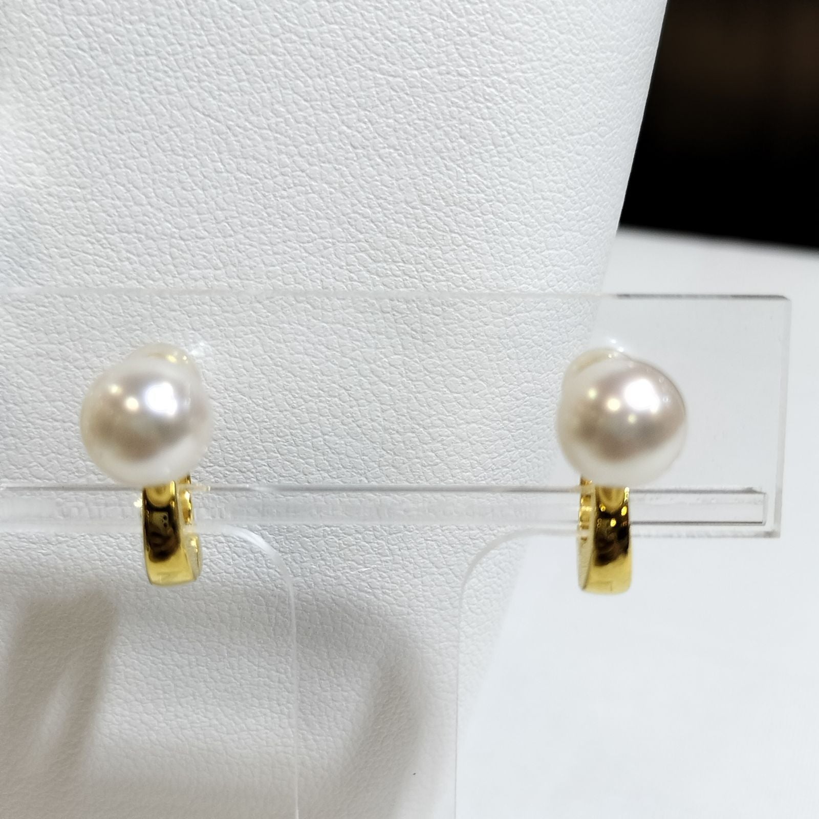 Akoya pearl necklace with 7-7.5 mm pearls and matching 7.5 mm pearl earrings on white background