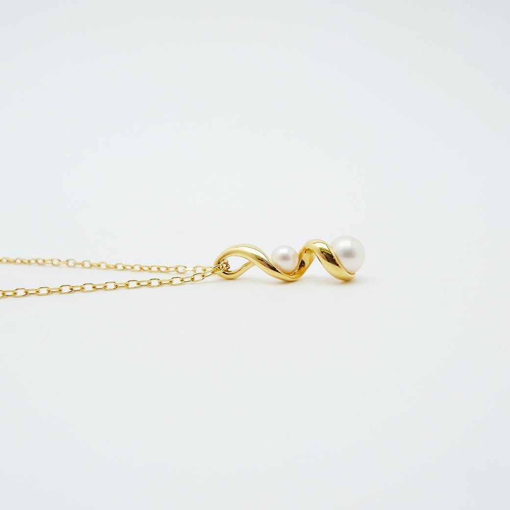 Mikimoto Akoya pearl pendant necklace with 4.8mm and 3.5mm pearls on 40cm K18YG chain