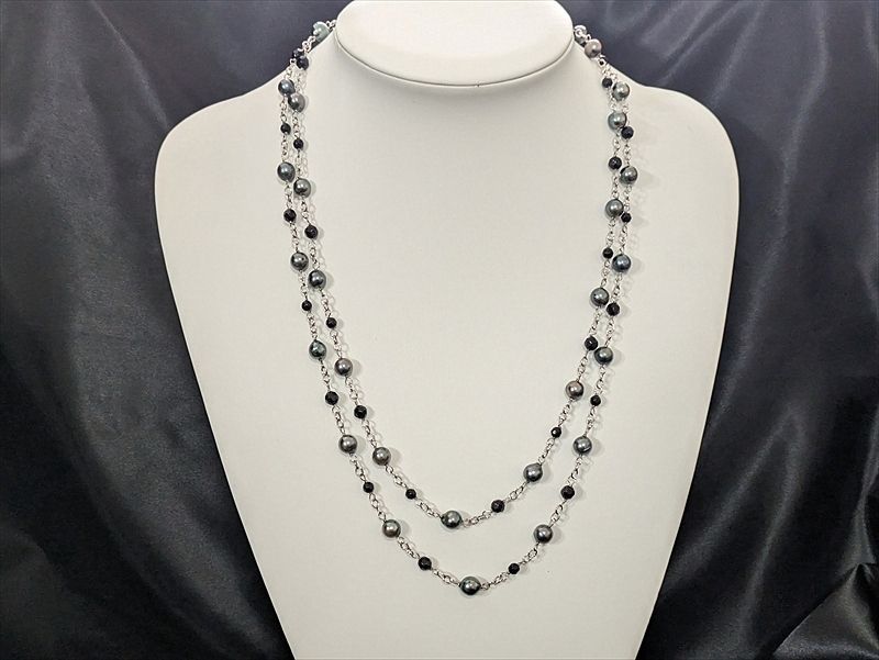 Blue Snubbull Akoya pearl and onyx long necklace measuring 120 cm with 6 mm pearls