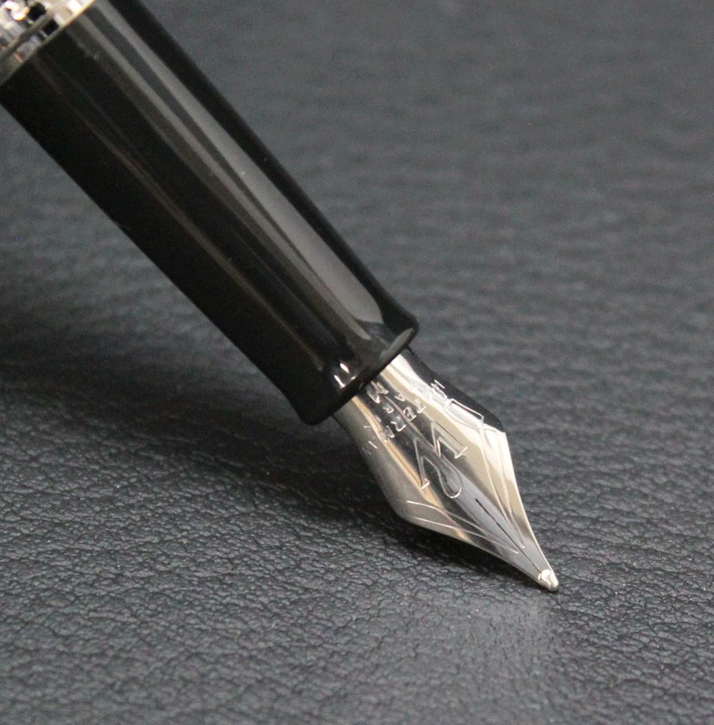 WATERMAN Metropolitan Deluxe White CT fountain pen with medium nib, brass body, nickel palladium finish