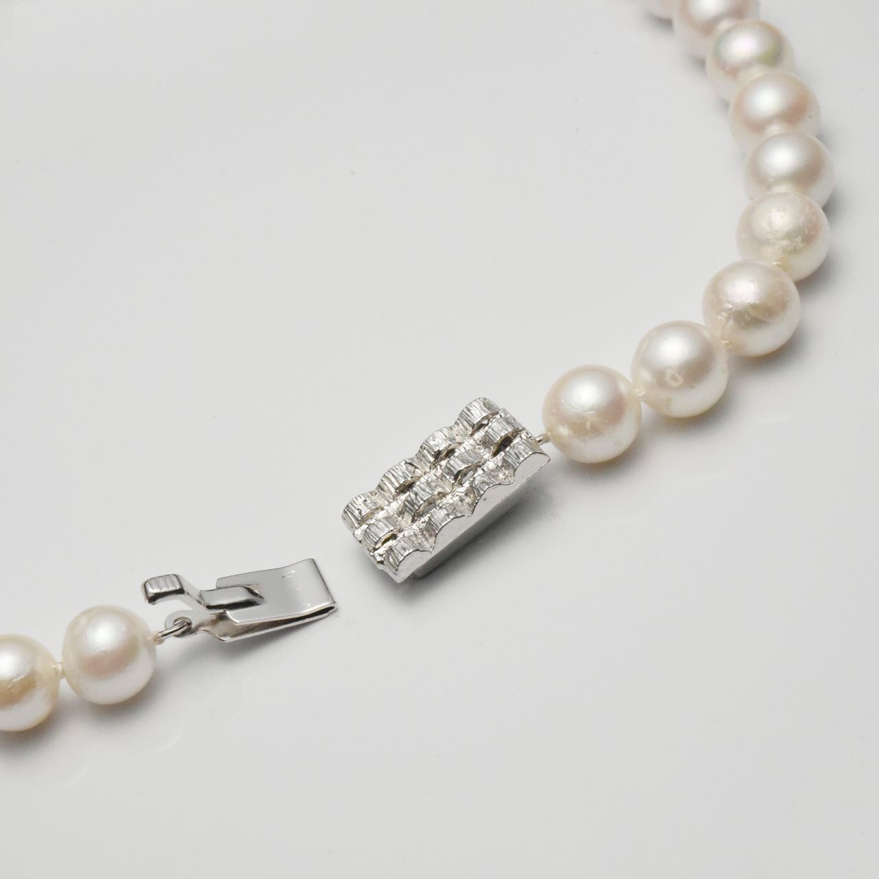 Akoya pearl necklace featuring 8-8.5mm round pearls on a 42cm string with silver clasp