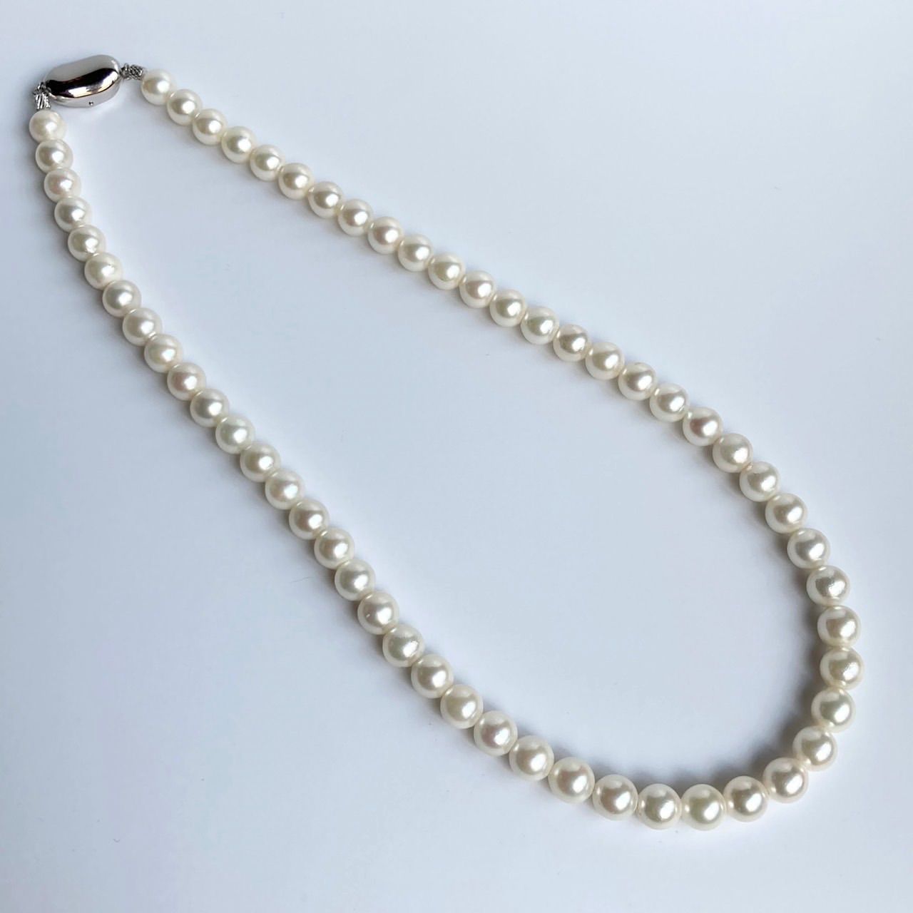 Akoya pearl necklace 43cm featuring 7.0-7.5mm round white pearls with silver clasp