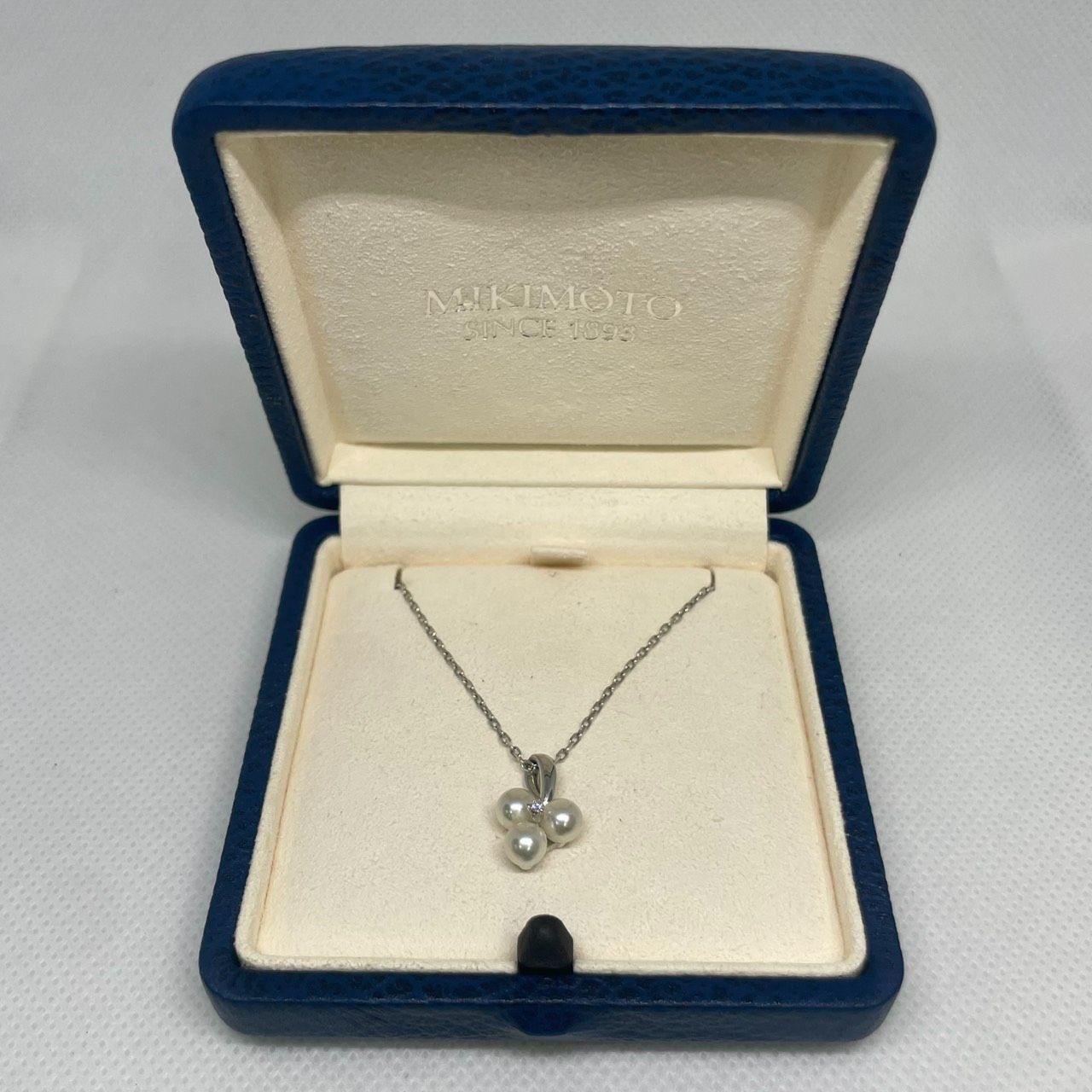 MIKIMOTO pearl necklace with 5mm Akoya pearls, 40cm white gold chain, and diamond pendant