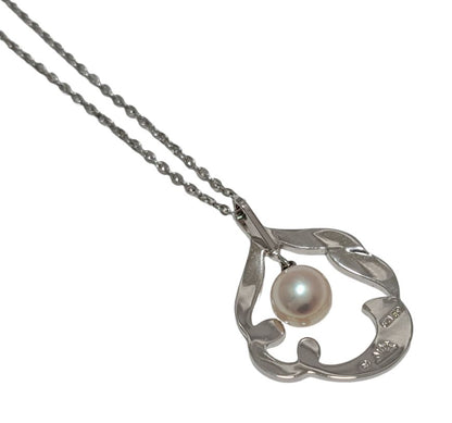 Silver necklace with pearl pendant measuring 2x2.8cm on a 40cm chain