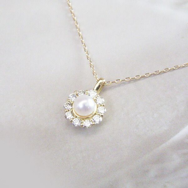 18K gold necklace with 3mm baby Akoya pearl and 10 small diamonds on a delicate chain model tc-0129
