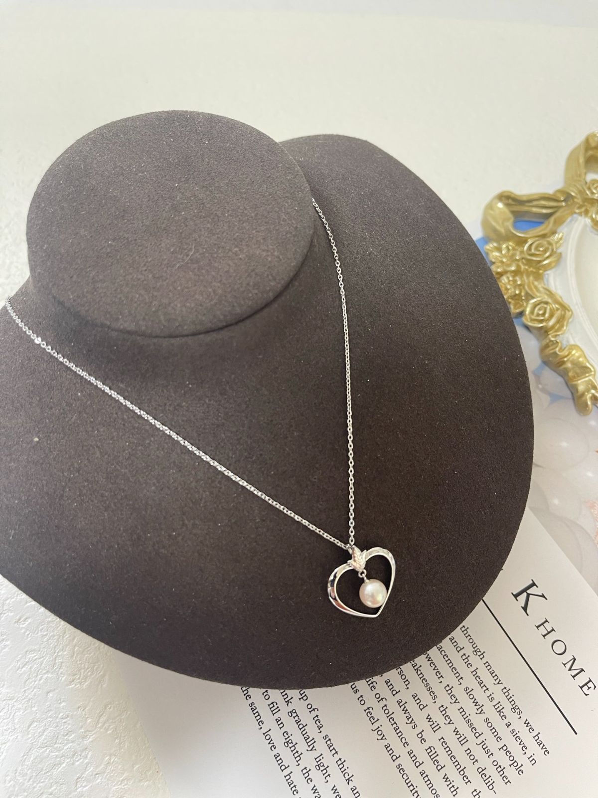 MIKIMOTO Necklace featuring 6.9mm Akoya pearls with a 40cm silver chain