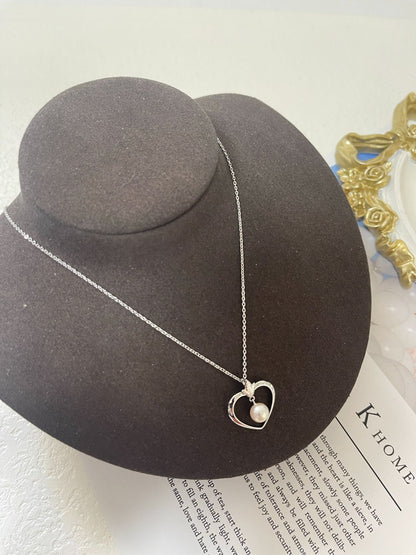 MIKIMOTO Necklace featuring 6.9mm Akoya pearls with a 40cm silver chain
