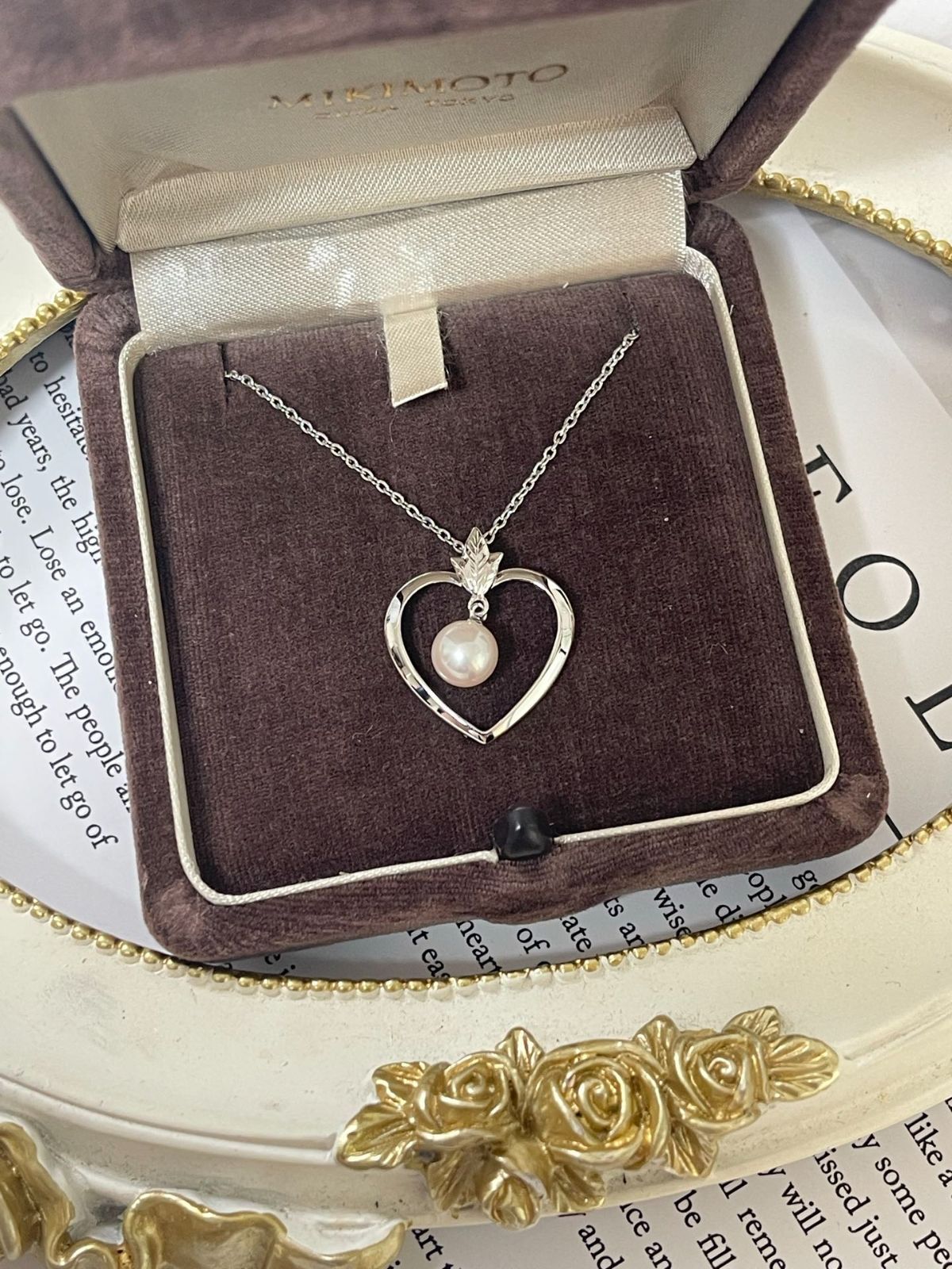 MIKIMOTO Necklace featuring 6.9mm Akoya pearls with a 40cm silver chain