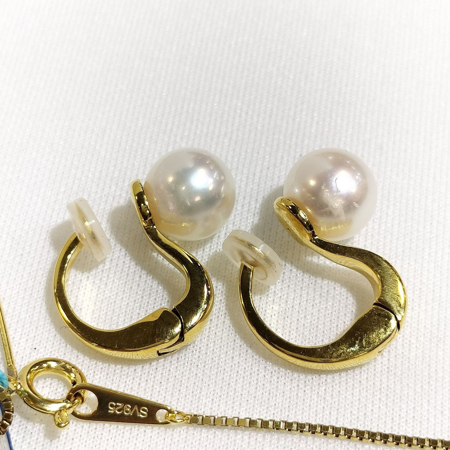 Akoya pearl necklace with 7-7.5 mm pearls and matching 7.5 mm pearl earrings on white background