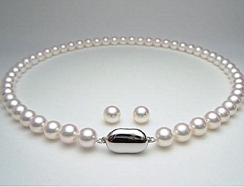 Akoya pearl necklace featuring 7.5 to 8mm round pearls with thick wrap and certification