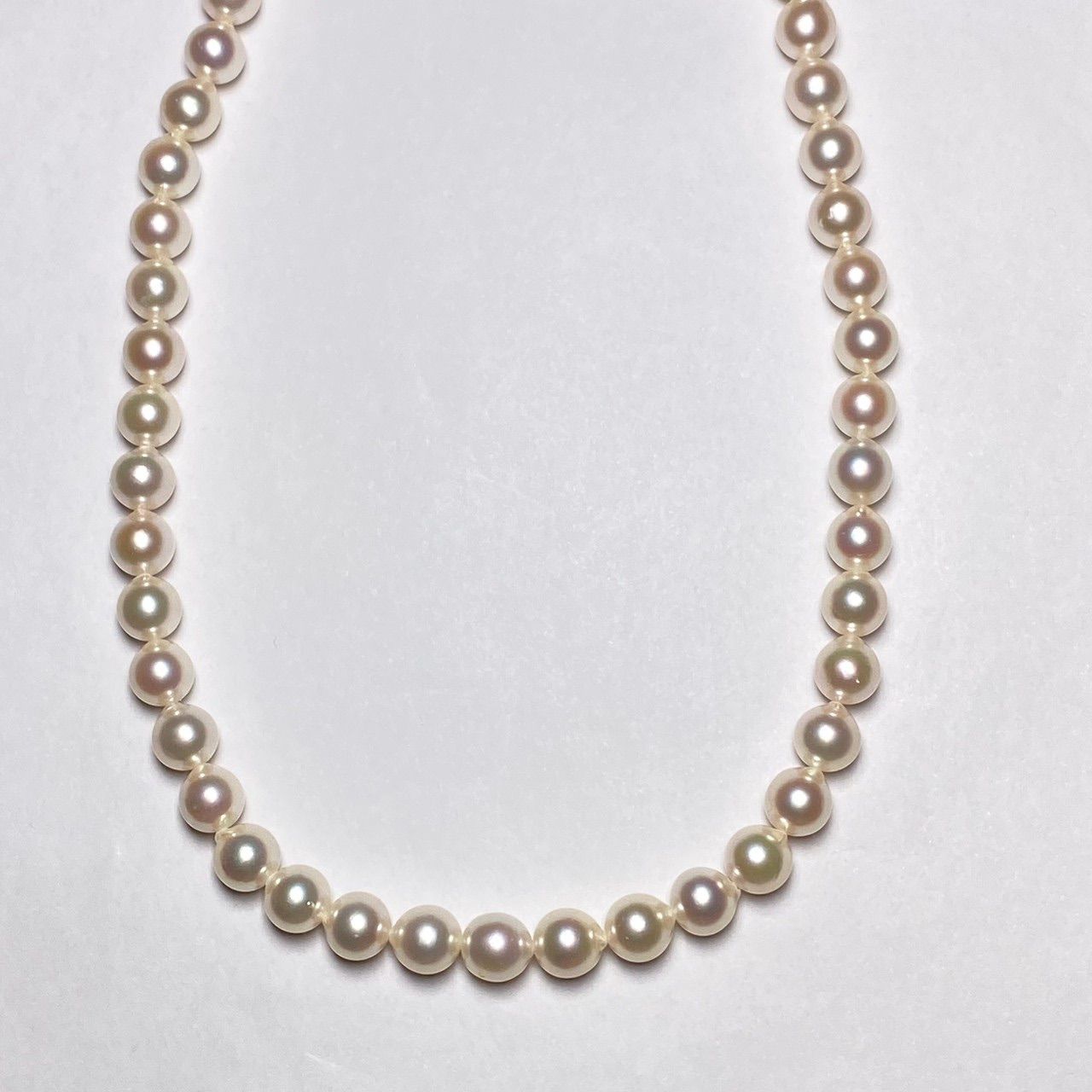 Akoya pearl necklace with 7.5-8.0mm white pearls, 42 cm length, displayed on a black velvet background