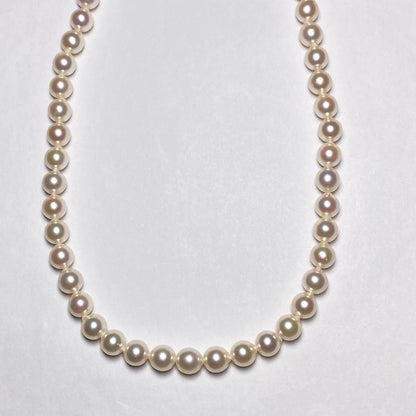 Akoya pearl necklace with 7.5-8.0mm white pearls, 42 cm length, displayed on a black velvet background