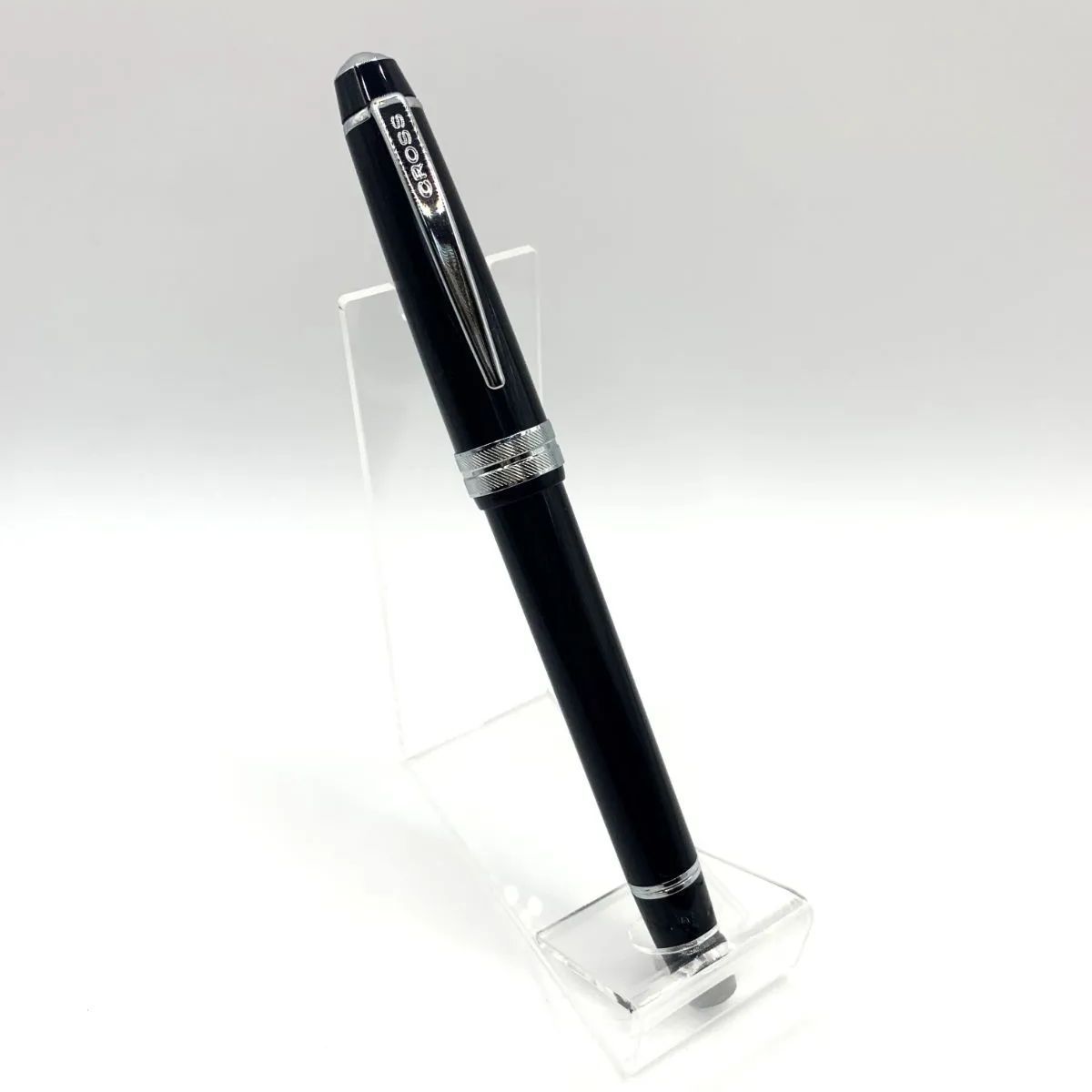 CROSS Bayleigh black fountain pen with fine point and dense lacquer finish featuring fine center ring grooves