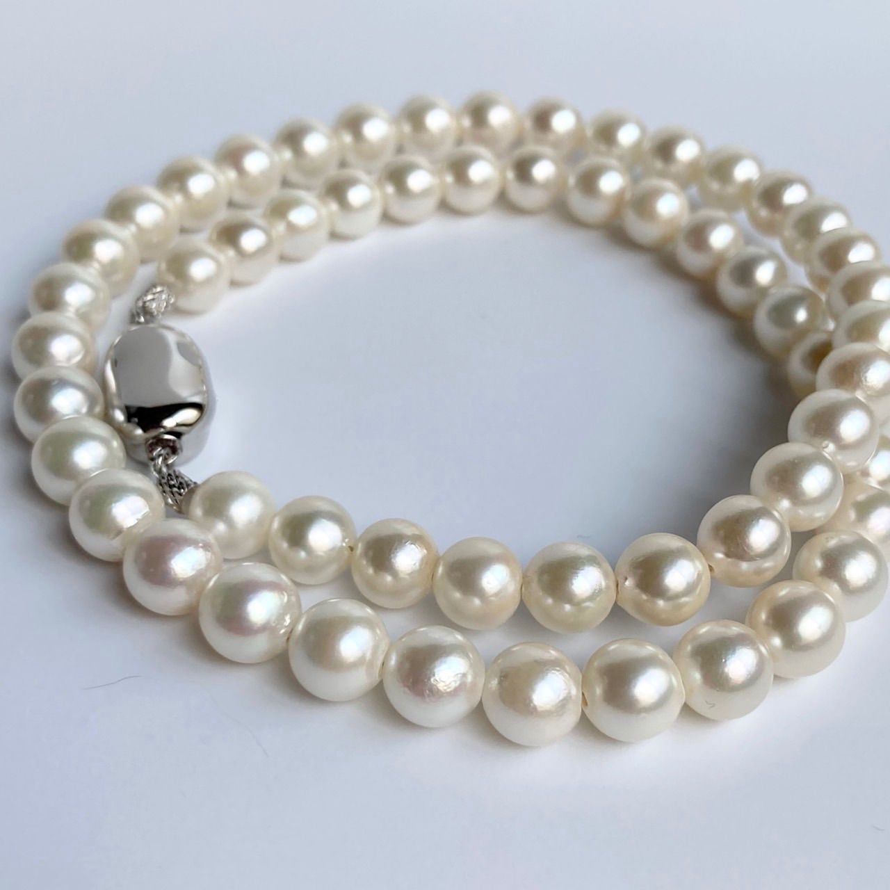 Akoya pearl necklace 43cm featuring 7.0-7.5mm round white pearls with silver clasp