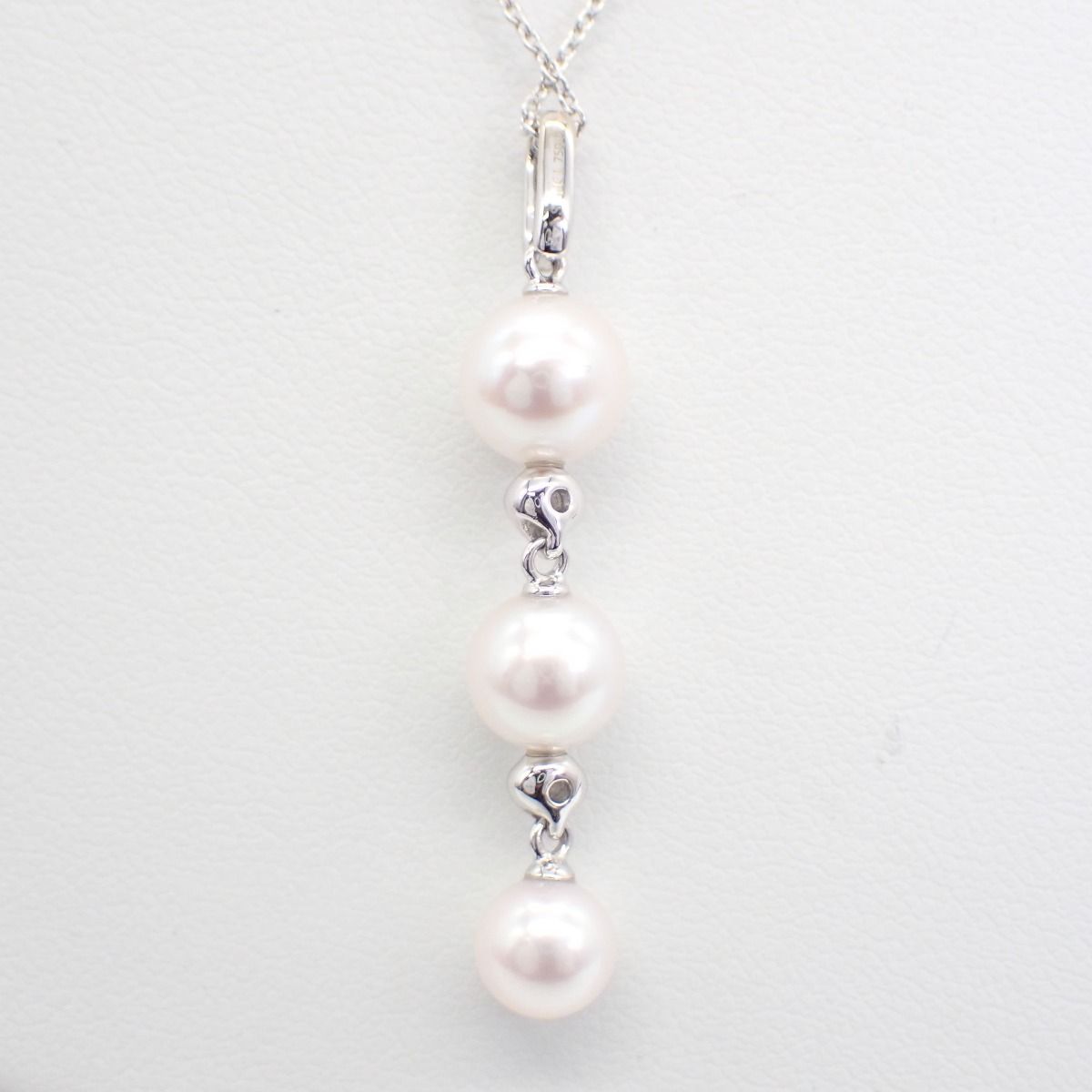 Tasaki 750WG silver pearl necklace designed for ladies featuring lustrous pearls on a silver chain