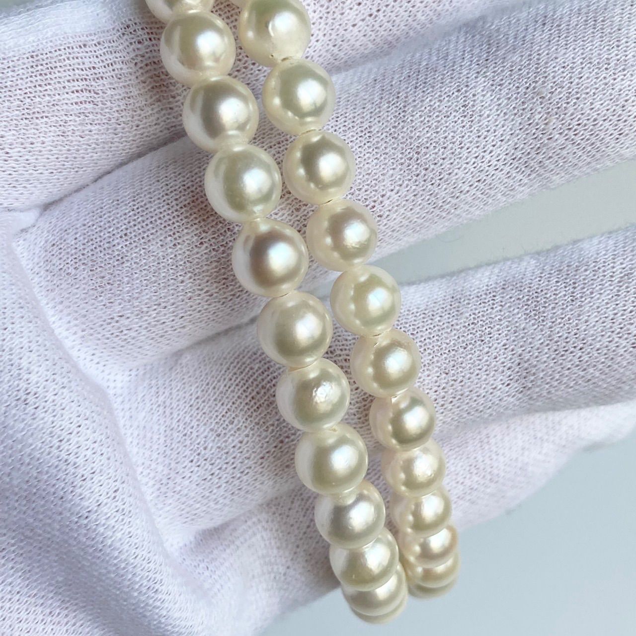 Akoya pearl necklace 43cm featuring 7.0-7.5mm round white pearls with silver clasp
