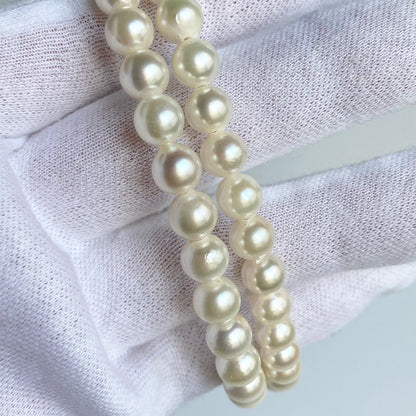 Akoya pearl necklace 43cm featuring 7.0-7.5mm round white pearls with silver clasp