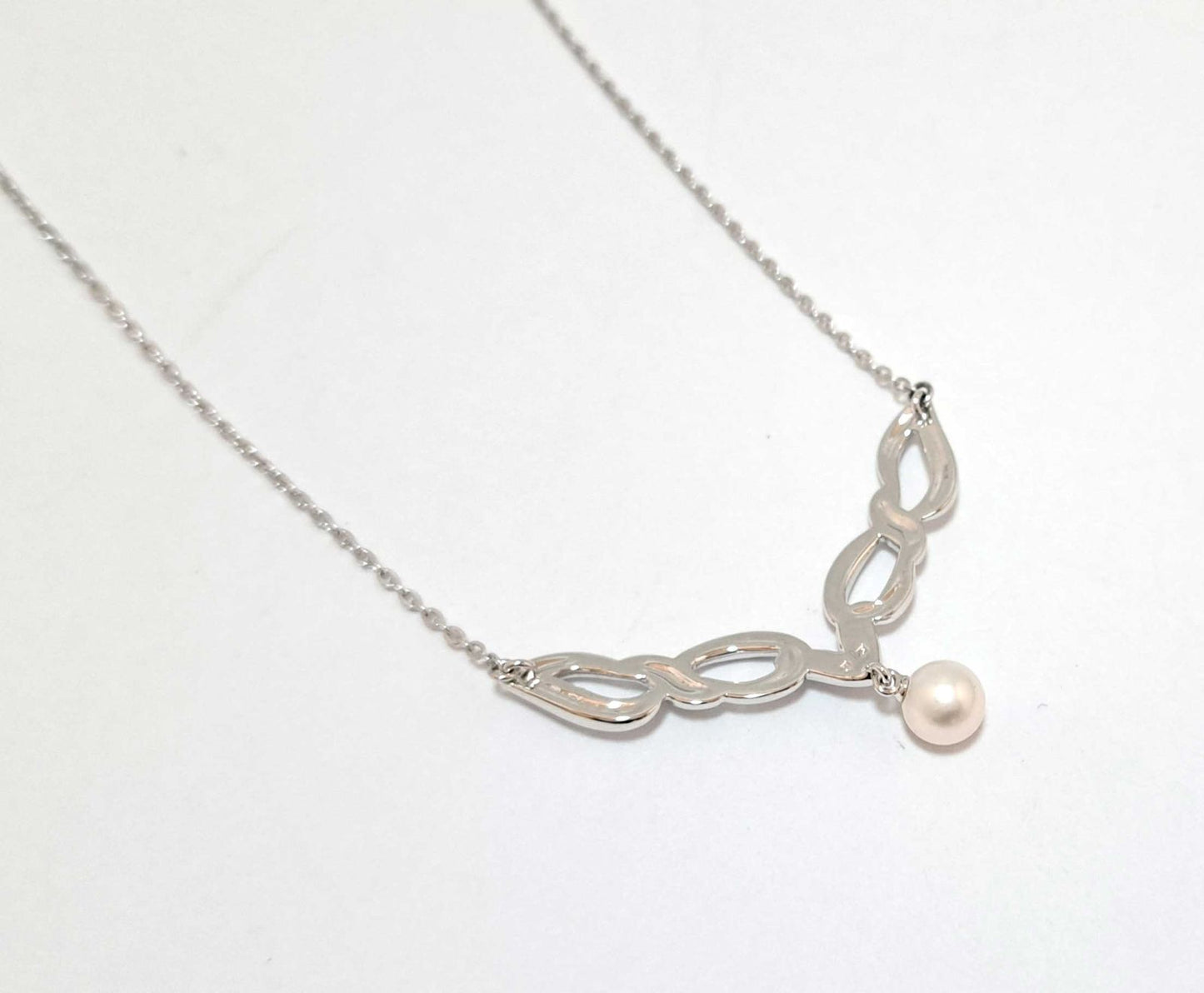 Mikimoto necklace with a 4 cm pearl and silver pendant on a 36 cm silver chain