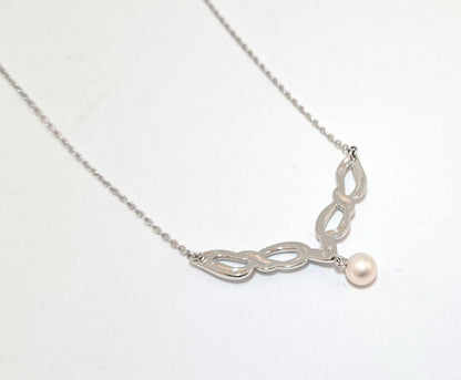 Mikimoto necklace with a 4 cm pearl and silver pendant on a 36 cm silver chain