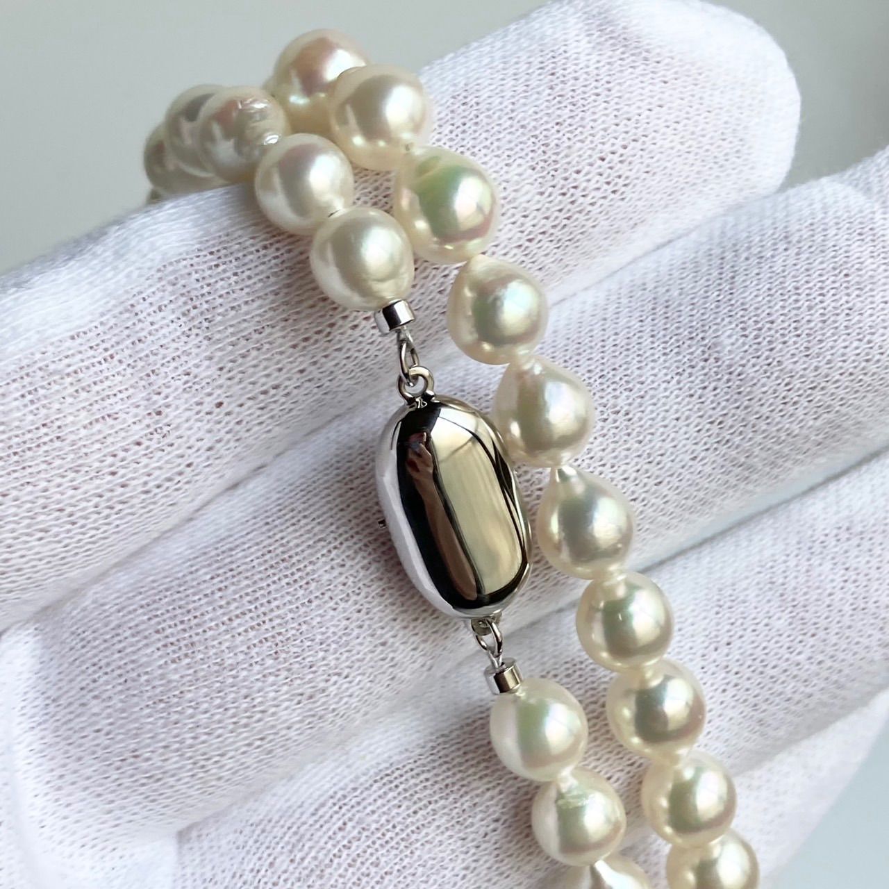 Akoya pearl necklace with 6.0-7.0mm white baroque pearls and silver clasp, 43cm length