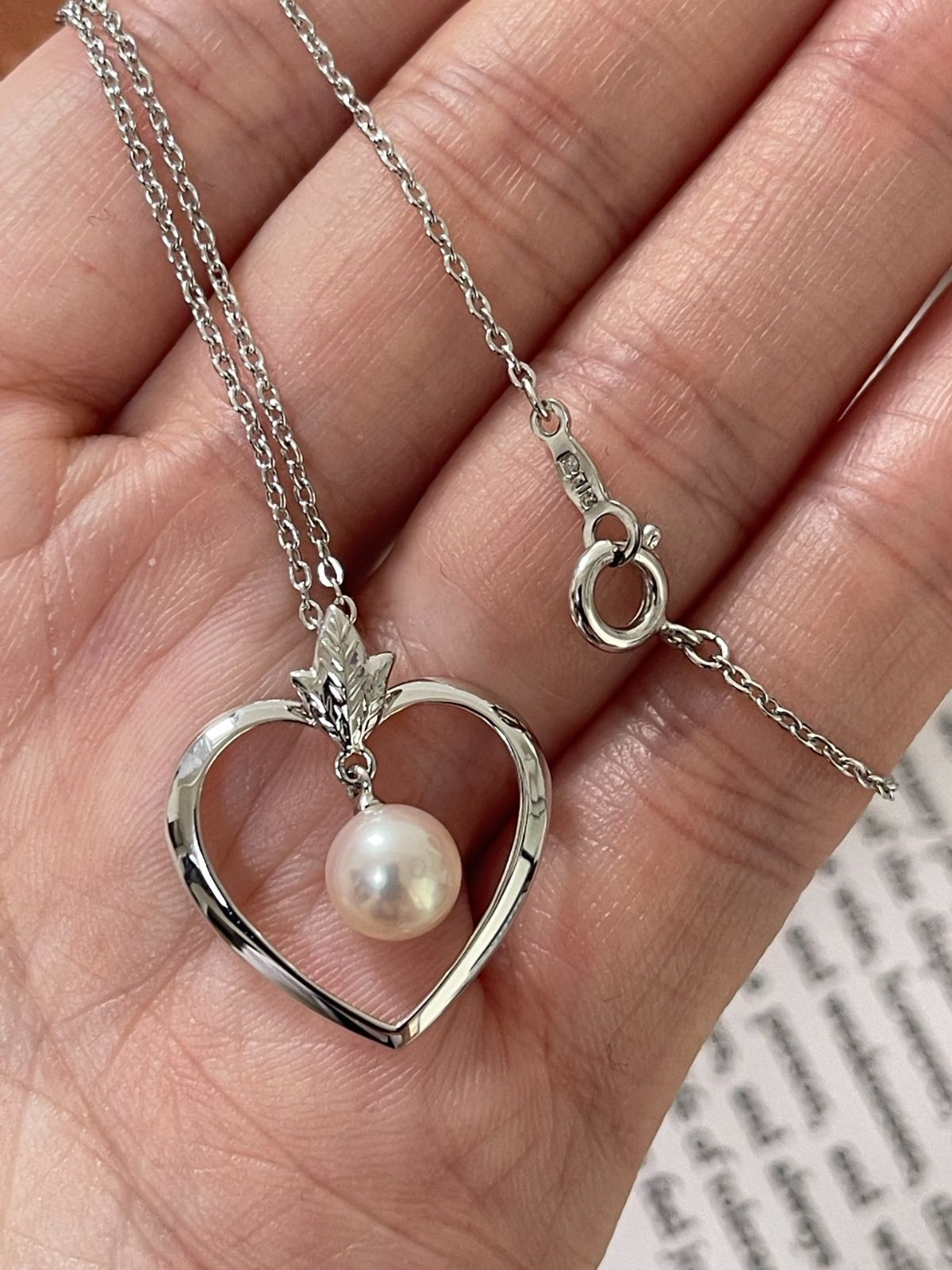 MIKIMOTO Necklace featuring 6.9mm Akoya pearls with a 40cm silver chain