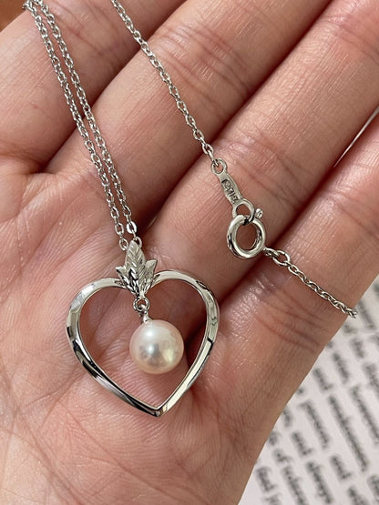 MIKIMOTO Necklace featuring 6.9mm Akoya pearls with a 40cm silver chain