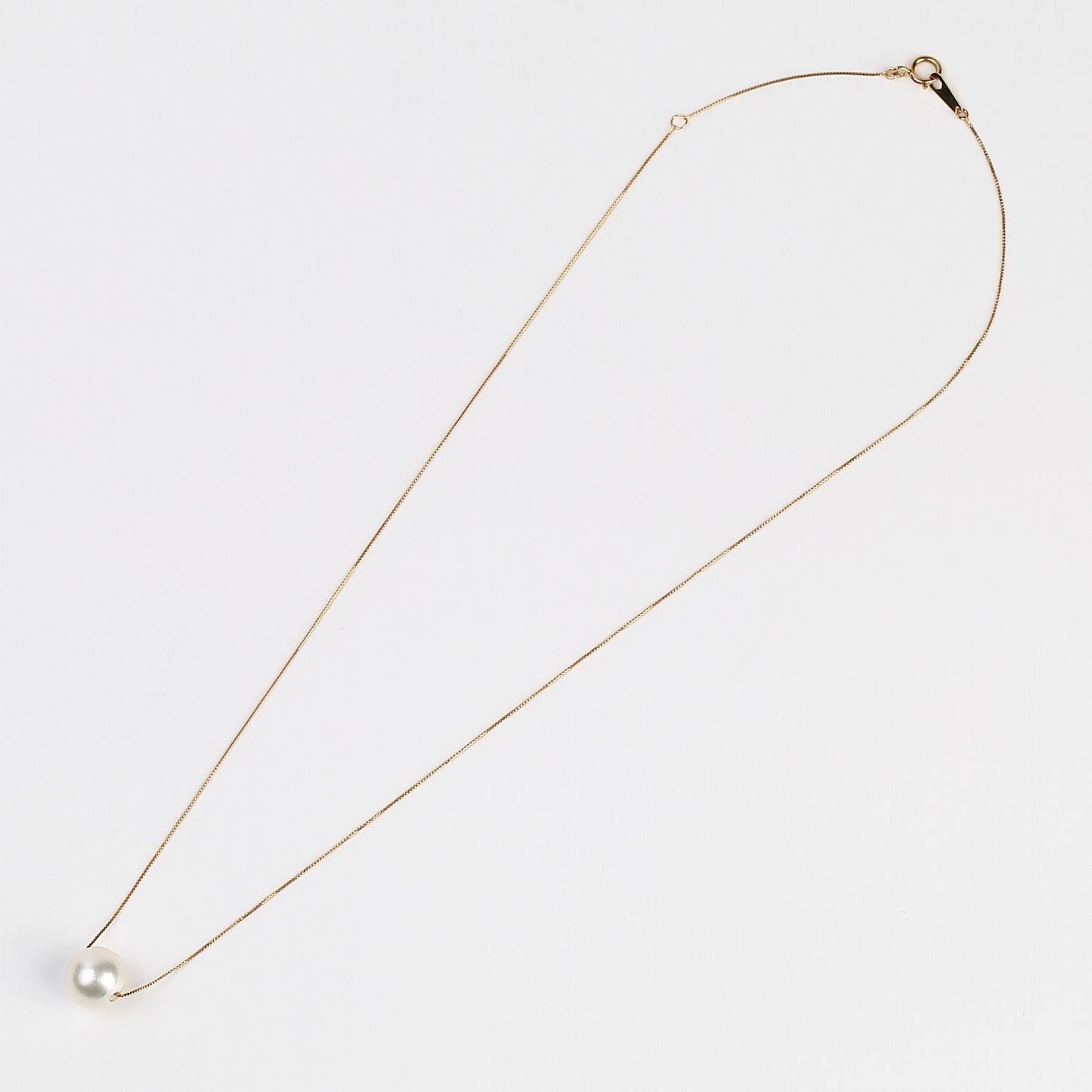 Akoya single pearl pendant necklace with 8.5mm pearl on 40cm yellow gold chain