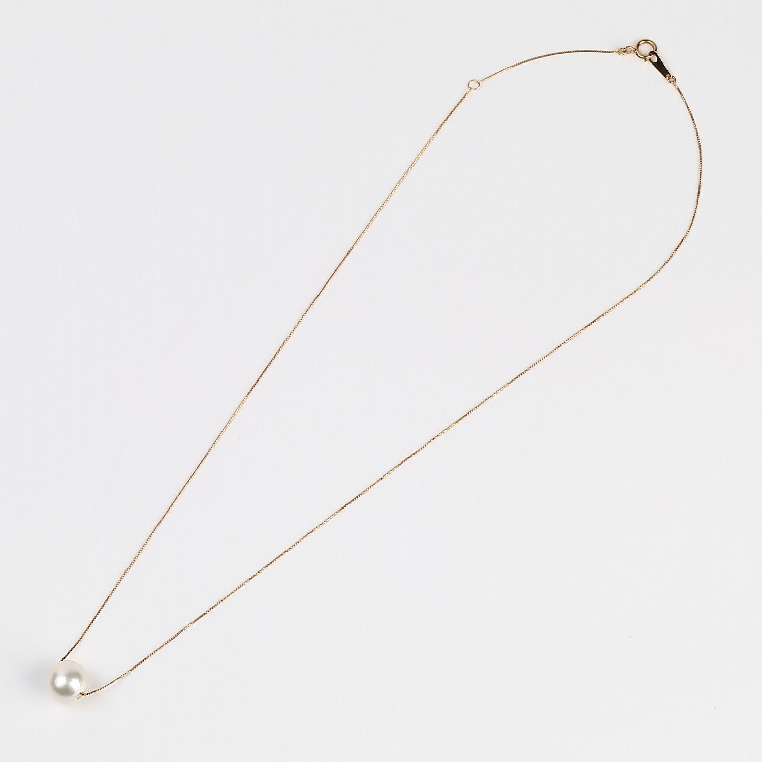 Akoya single pearl pendant necklace with 8.5mm pearl on 40cm yellow gold chain