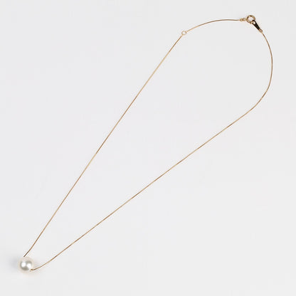 Akoya single pearl pendant necklace with 8.5mm pearl on 40cm yellow gold chain