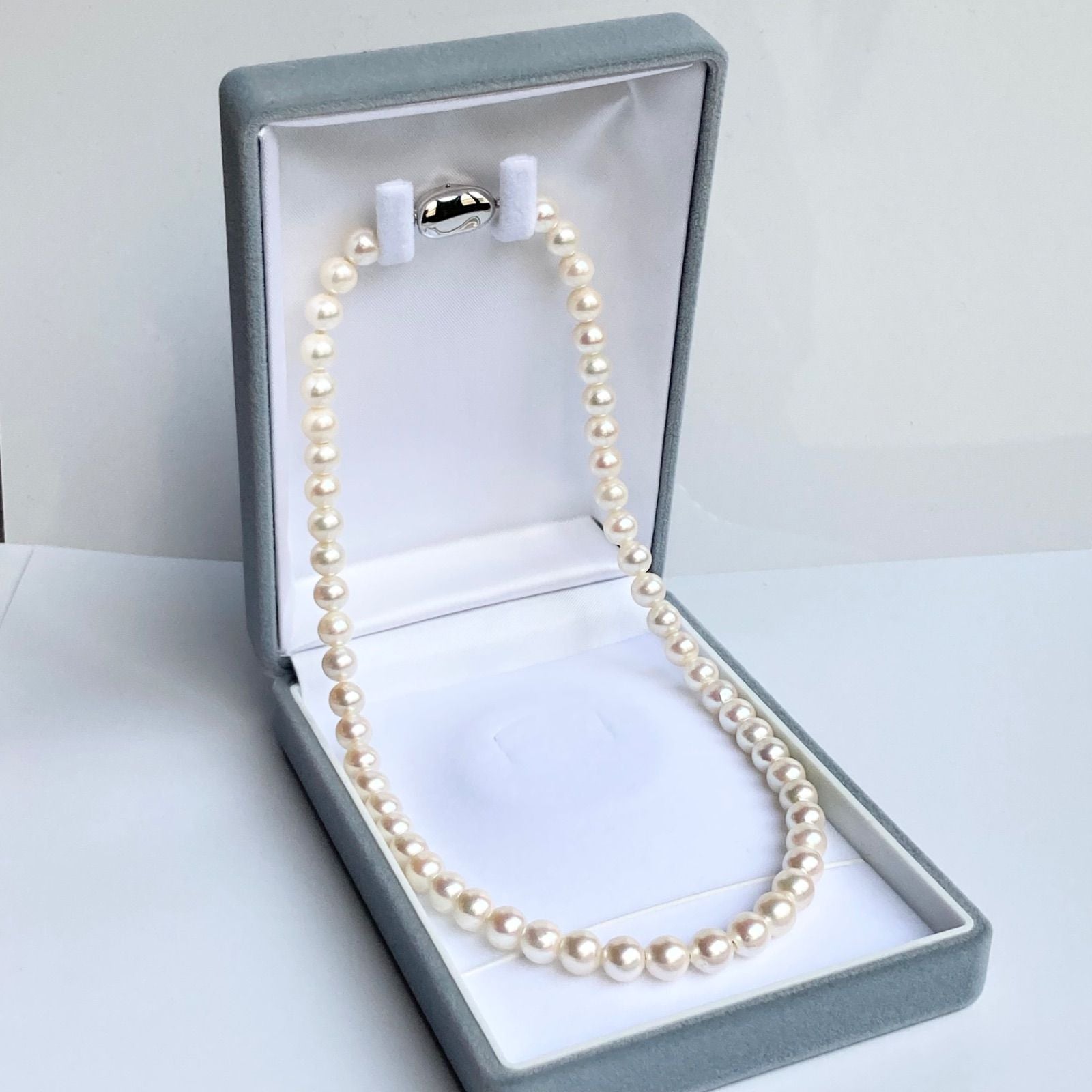 Akoya pearl necklace with 6.5-7.0mm pearls and silver clasp, 43cm length