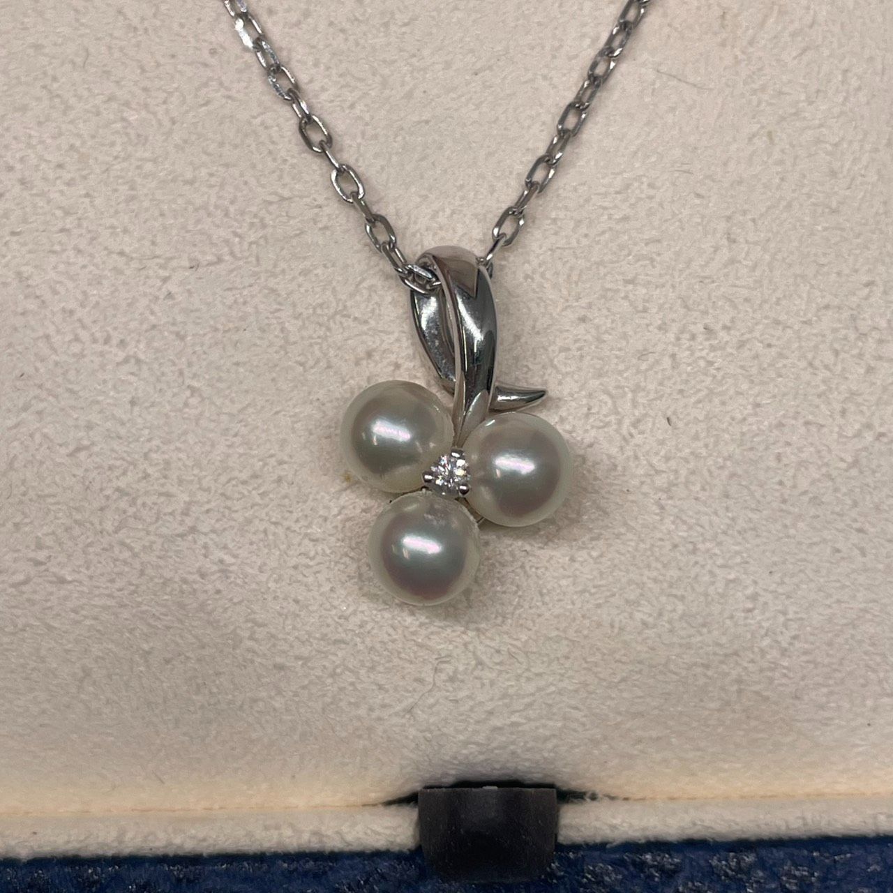 MIKIMOTO pearl necklace with 5mm Akoya pearls, 40cm white gold chain, and diamond pendant