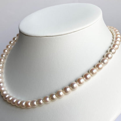 Akoya pearl necklace with 6.5-7.0mm pearls and silver clasp, 43cm length