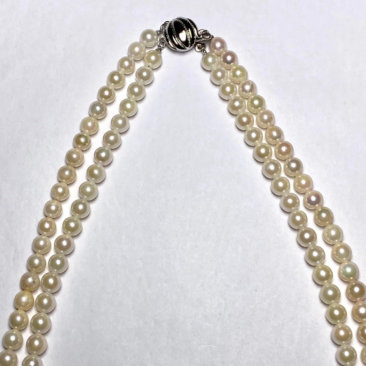 Akoya pearl 2-strand necklace with 5.5-6.0mm pearls, 42 cm inner length, displayed on white background