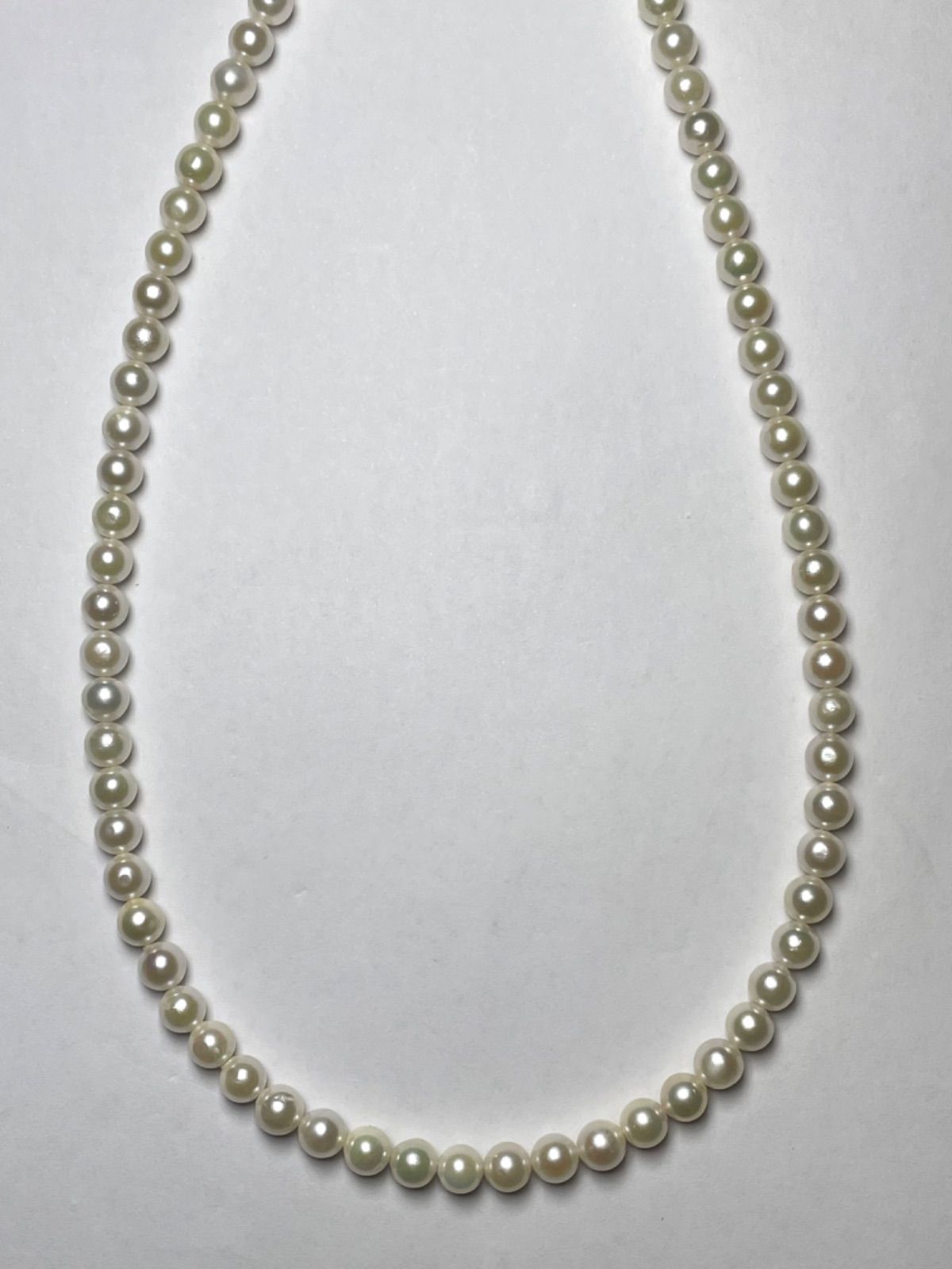 Akoya pearl necklace featuring 5.5-6.0mm pearls with a 42cm length on a white background