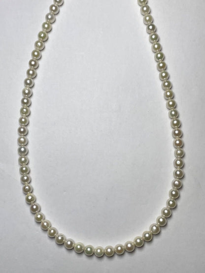 Akoya pearl necklace featuring 5.5-6.0mm pearls with a 42cm length on a white background