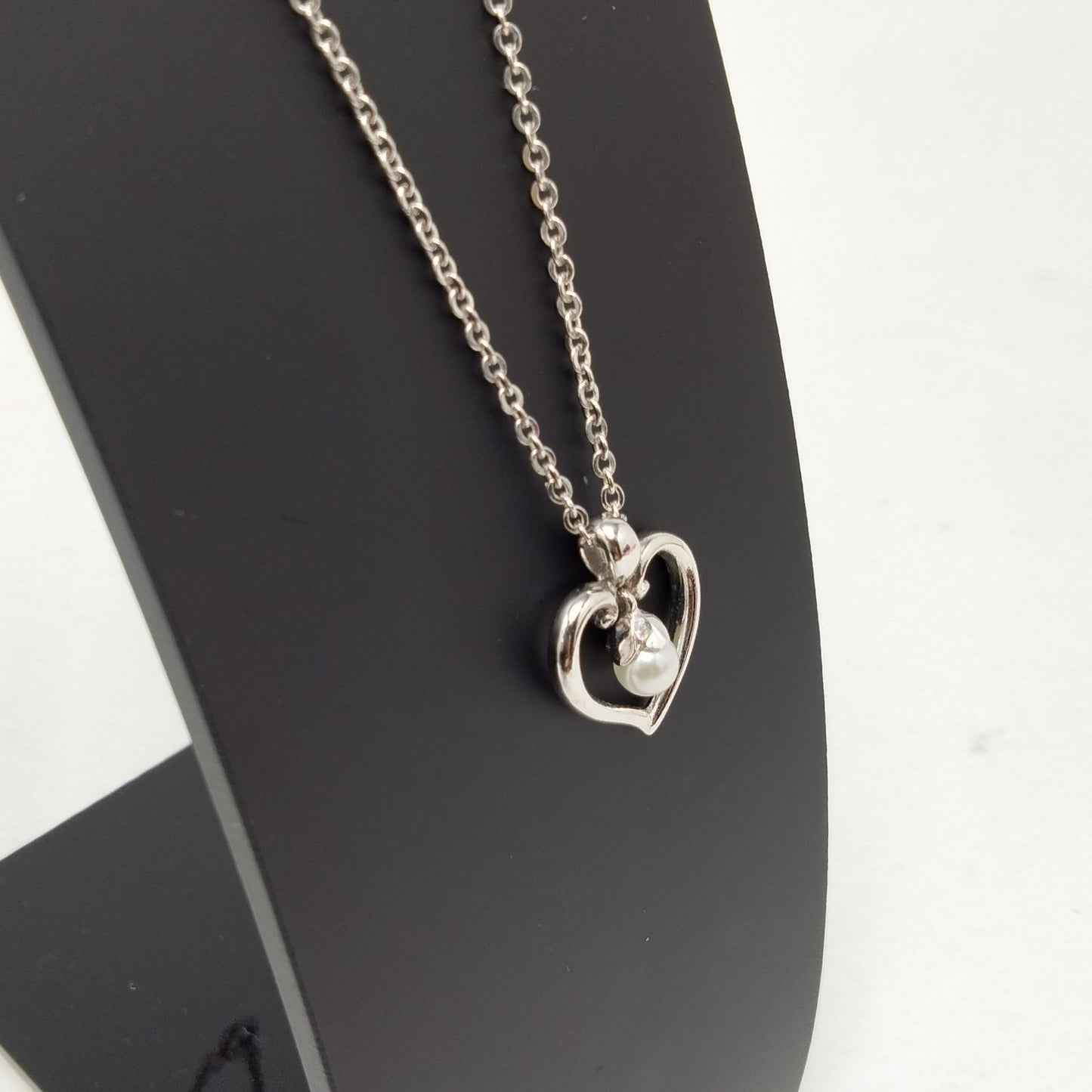 MIKIMOTO silver heart necklace with a 0.5cm pearl pendant and 19cm chain on white background